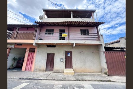 Casa à venda com 305m², 3 quartos e 1 vaga Casa à venda com 305m², 3 quartos e 1 vagaFachada e placa