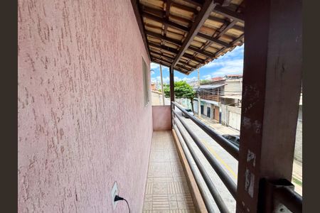 Casa à venda com 305m², 3 quartos e 1 vaga Casa à venda com 305m², 3 quartos e 1 vagaVaranda