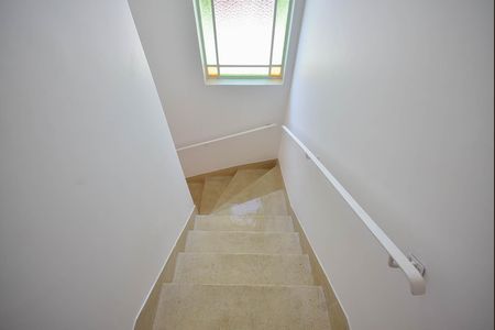 Casa à venda com 170m², 3 quartos e 2 vagasEscada