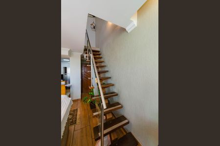 Apartamento à venda com 62m², 2 quartos e 1 vaga Apartamento à venda com 62m², 2 quartos e 1 vagaEscada