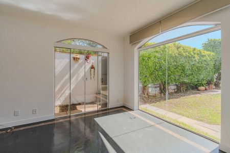 Casa à venda com 160m², 3 quartos e 5 vagas Casa à venda com 160m², 3 quartos e 5 vagasSala