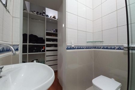 Casa à venda com 242m², 3 quartos e 3 vagasBanheiro da Suíte