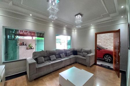Casa à venda com 242m², 3 quartos e 3 vagasSala