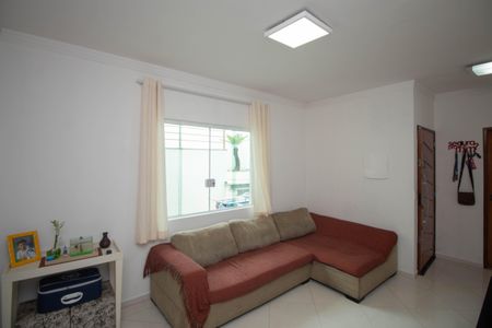 Casa à venda com 90m², 2 quartos e 2 vagasSala