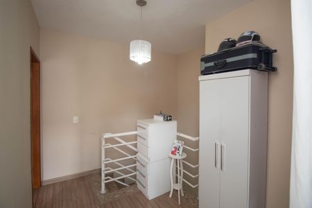 Casa à venda com 90m², 2 quartos e 2 vagasEscada