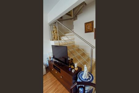 Casa de condomínio à venda com 115m², 4 quartos e 4 vagasEscada