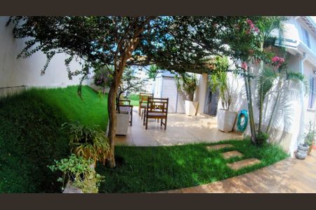 Casa de condomínio à venda com 115m², 4 quartos e 4 vagasQuintal