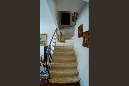 Casa de condomínio à venda com 115m², 4 quartos e 4 vagasEscada