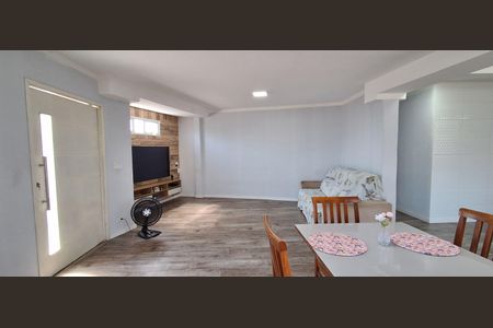 Casa à venda com 230m², 3 quartos e 8 vagas Casa à venda com 230m², 3 quartos e 8 vagasSala