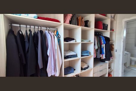 Casa à venda com 230m², 3 quartos e 8 vagas Casa à venda com 230m², 3 quartos e 8 vagasCloset da Suíte