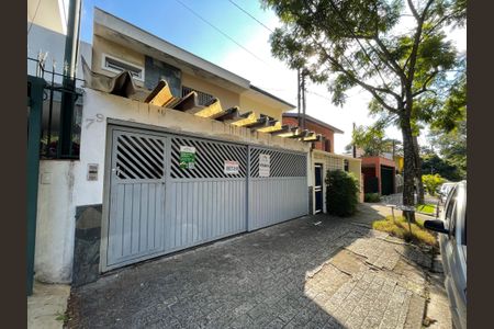 Casa à venda com 172m², 3 quartos e 3 vagas Casa à venda com 172m², 3 quartos e 3 vagasFachada