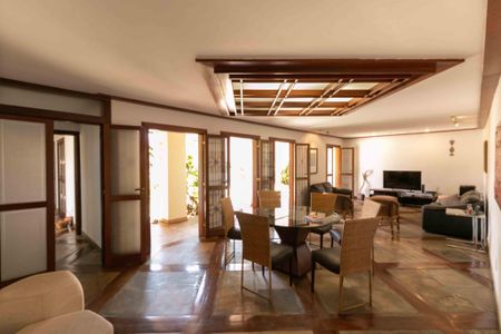 Casa à venda com 460m², 5 quartos e 5 vagasSala de Estar / Jantar