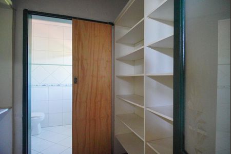 Casa à venda com 296m², 4 quartos e 2 vagas Casa à venda com 296m², 4 quartos e 2 vagasCloset da suíte