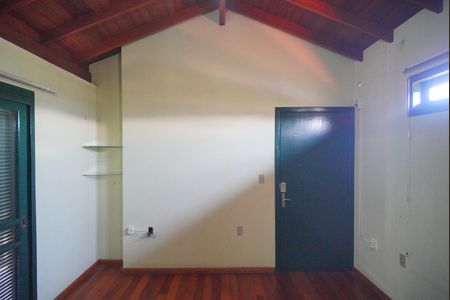 Casa à venda com 296m², 4 quartos e 2 vagas Casa à venda com 296m², 4 quartos e 2 vagasSuíte