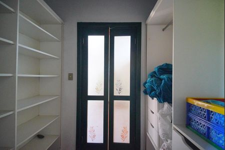 Casa à venda com 296m², 4 quartos e 2 vagas Casa à venda com 296m², 4 quartos e 2 vagasCloset da suíte