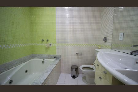 Apartamento à venda com 669m², 4 quartos e 4 vagas Apartamento à venda com 669m², 4 quartos e 4 vagasBanheiro da Suíte 2