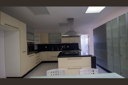 Apartamento à venda com 669m², 4 quartos e 4 vagas Apartamento à venda com 669m², 4 quartos e 4 vagasCozinha e Área de Serviço