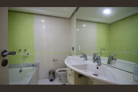 Apartamento à venda com 669m², 4 quartos e 4 vagas Apartamento à venda com 669m², 4 quartos e 4 vagasBanheiro da Suíte 2