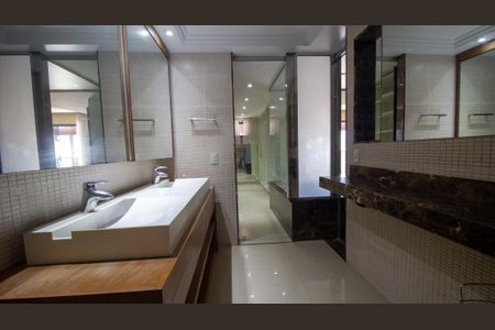 Apartamento à venda com 669m², 4 quartos e 4 vagas Apartamento à venda com 669m², 4 quartos e 4 vagasBanheiro da Suíte 1