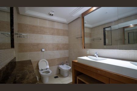 Apartamento à venda com 669m², 4 quartos e 4 vagas Apartamento à venda com 669m², 4 quartos e 4 vagasBanheiro da Suíte 1