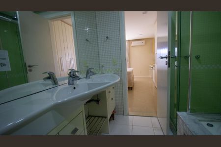 Apartamento à venda com 669m², 4 quartos e 4 vagas Apartamento à venda com 669m², 4 quartos e 4 vagasBanheiro da Suíte 2