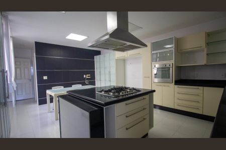 Apartamento à venda com 669m², 4 quartos e 4 vagas Apartamento à venda com 669m², 4 quartos e 4 vagasCozinha e Área de Serviço