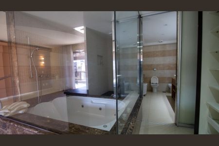 Apartamento à venda com 669m², 4 quartos e 4 vagas Apartamento à venda com 669m², 4 quartos e 4 vagasBanheiro da Suíte 1