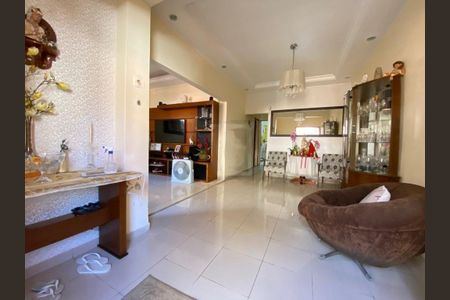 Casa à venda com 225m², 4 quartos e 1 vaga