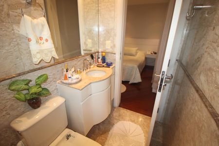 Apartamento à venda com 200m², 3 quartos e 4 vagasQuarto 3 - Banheiro