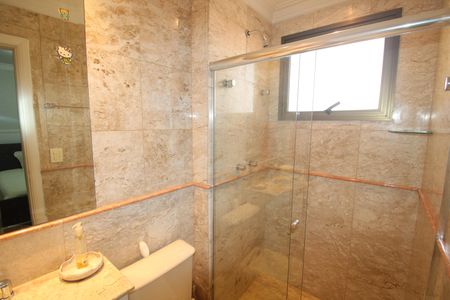 Apartamento à venda com 200m², 3 quartos e 4 vagasQuarto 2 - Banheiro