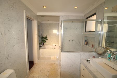 Apartamento à venda com 200m², 3 quartos e 4 vagasQuarto 1 - Banheiro