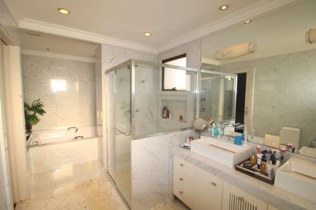Apartamento à venda com 200m², 3 quartos e 4 vagasQuarto 1 - Banheiro