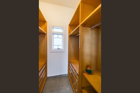 Casa de condomínio para alugar com 322m², 4 quartos e 4 vagas Casa de condomínio para alugar com 322m², 4 quartos e 4 vagasCloset da suíte 1