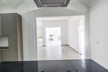 Casa de condomínio para alugar com 322m², 4 quartos e 4 vagas Casa de condomínio para alugar com 322m², 4 quartos e 4 vagasDetalhe da cozinha