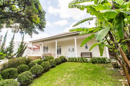 Casa de condomínio para alugar com 322m², 4 quartos e 4 vagas Casa de condomínio para alugar com 322m², 4 quartos e 4 vagasFachada