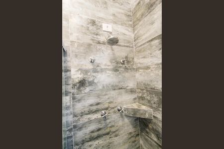 Casa de condomínio para alugar com 322m², 4 quartos e 4 vagas Casa de condomínio para alugar com 322m², 4 quartos e 4 vagasDetalhe do Banheiro da Suite