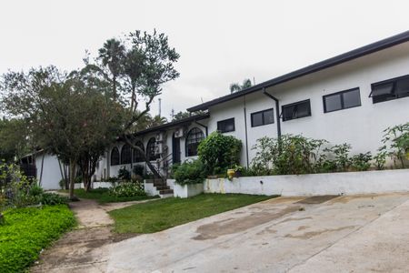 Casa de condomínio para alugar com 322m², 4 quartos e 4 vagas Casa de condomínio para alugar com 322m², 4 quartos e 4 vagasParte de trás da casa