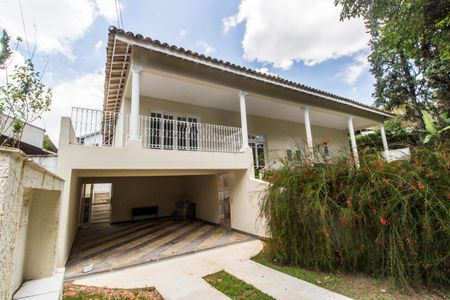 Casa de condomínio para alugar com 322m², 4 quartos e 4 vagas Casa de condomínio para alugar com 322m², 4 quartos e 4 vagasFachada