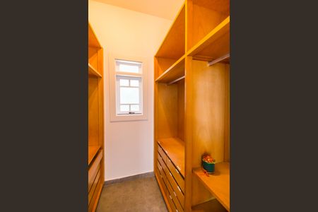 Casa de condomínio para alugar com 322m², 4 quartos e 4 vagas Casa de condomínio para alugar com 322m², 4 quartos e 4 vagasCloset da suíte 1