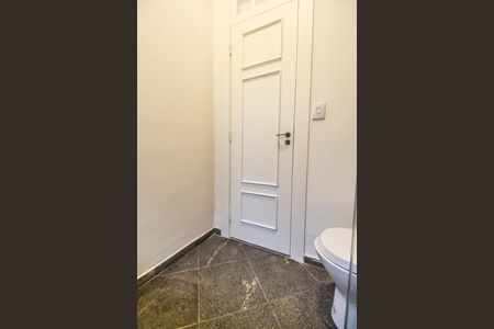 Casa de condomínio para alugar com 322m², 4 quartos e 4 vagas Casa de condomínio para alugar com 322m², 4 quartos e 4 vagasBanheiro da Suíte 2