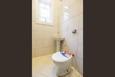 Casa de condomínio para alugar com 322m², 4 quartos e 4 vagas Casa de condomínio para alugar com 322m², 4 quartos e 4 vagasBanheiro de serviço