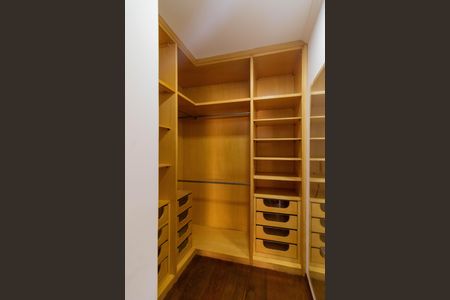 Apartamento à venda com 130m², 3 quartos e 2 vagas Apartamento à venda com 130m², 3 quartos e 2 vagasCloset da Suíte