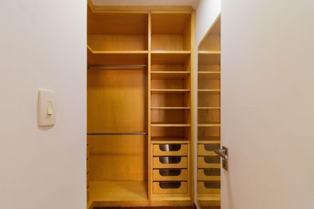 Apartamento à venda com 130m², 3 quartos e 2 vagas Apartamento à venda com 130m², 3 quartos e 2 vagasCloset da Suíte