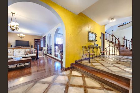 Casa à venda com 513m², 5 quartos e 6 vagasSala