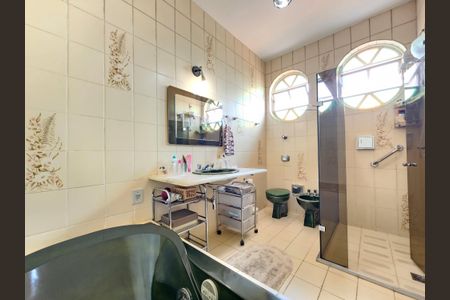 Casa à venda com 513m², 5 quartos e 6 vagasBanheiro - Quarto 1