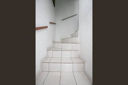 Casa à venda com 250m², 2 quartos e 2 vagasEscada