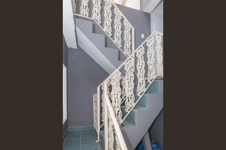 Casa à venda com 104m², 4 quartos e sem vaga Casa à venda com 104m², 4 quartos e sem vagaEscada