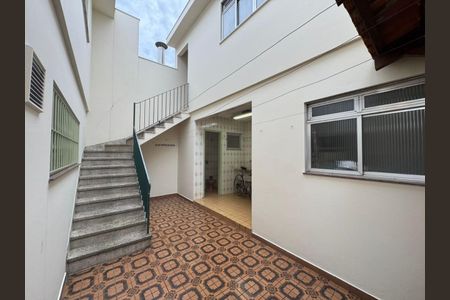 Casa à venda com 218m², 4 quartos e 3 vagasFoto 02