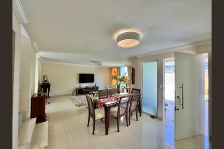 Casa de condomínio à venda com 227m², 4 quartos e 3 vagasSala