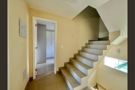 Casa de condomínio à venda com 227m², 4 quartos e 3 vagasEscada